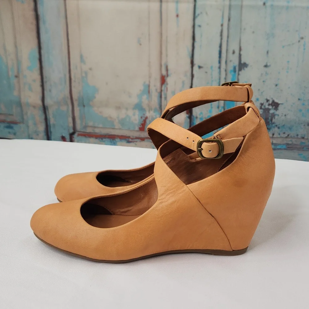 Gentle Souls Funtastic Nubuck Dress Wedge Pump Shoes in‎ Salmon